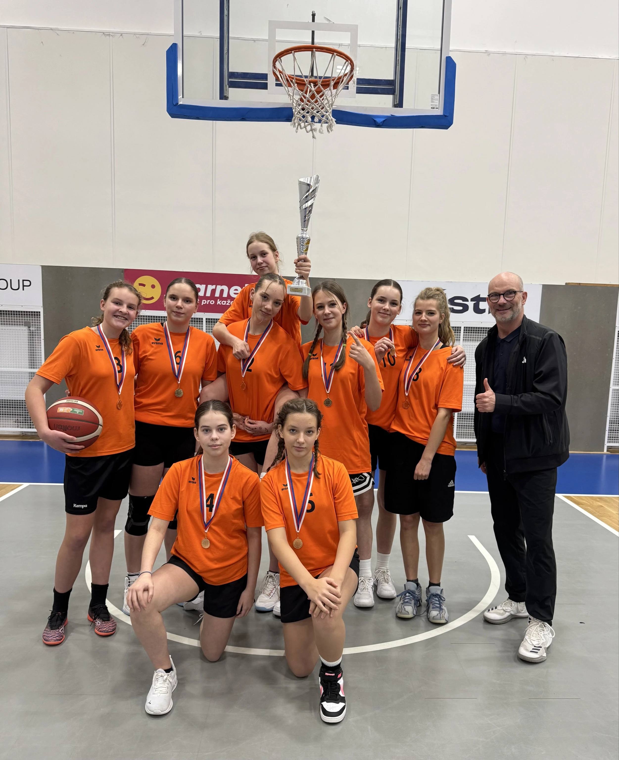 Siegerfoto Usti25 die Basketball-Mädchen mit Trainer des gdb
