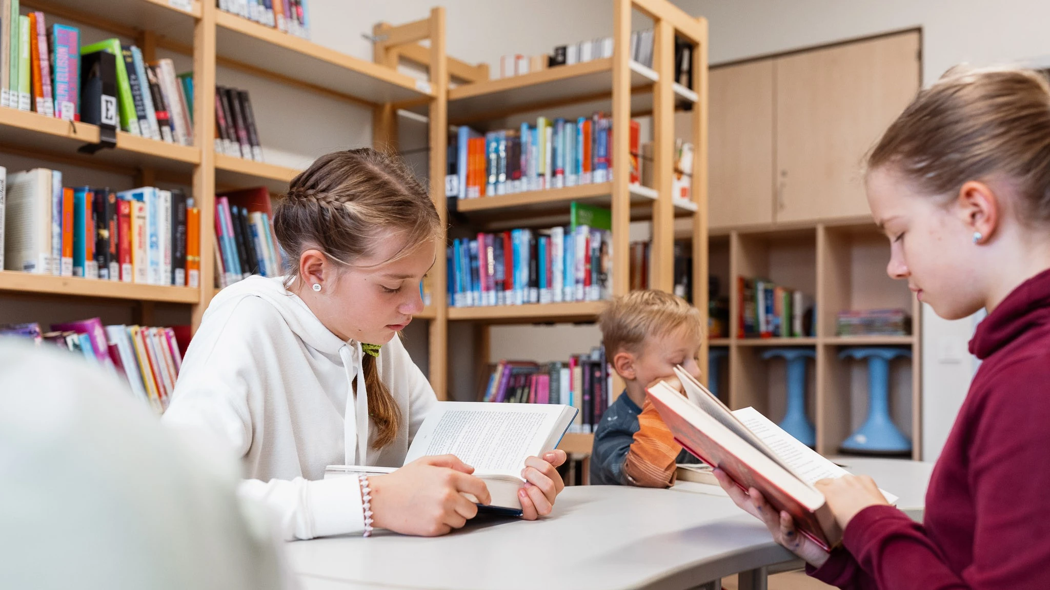 Schüler beim Lesen