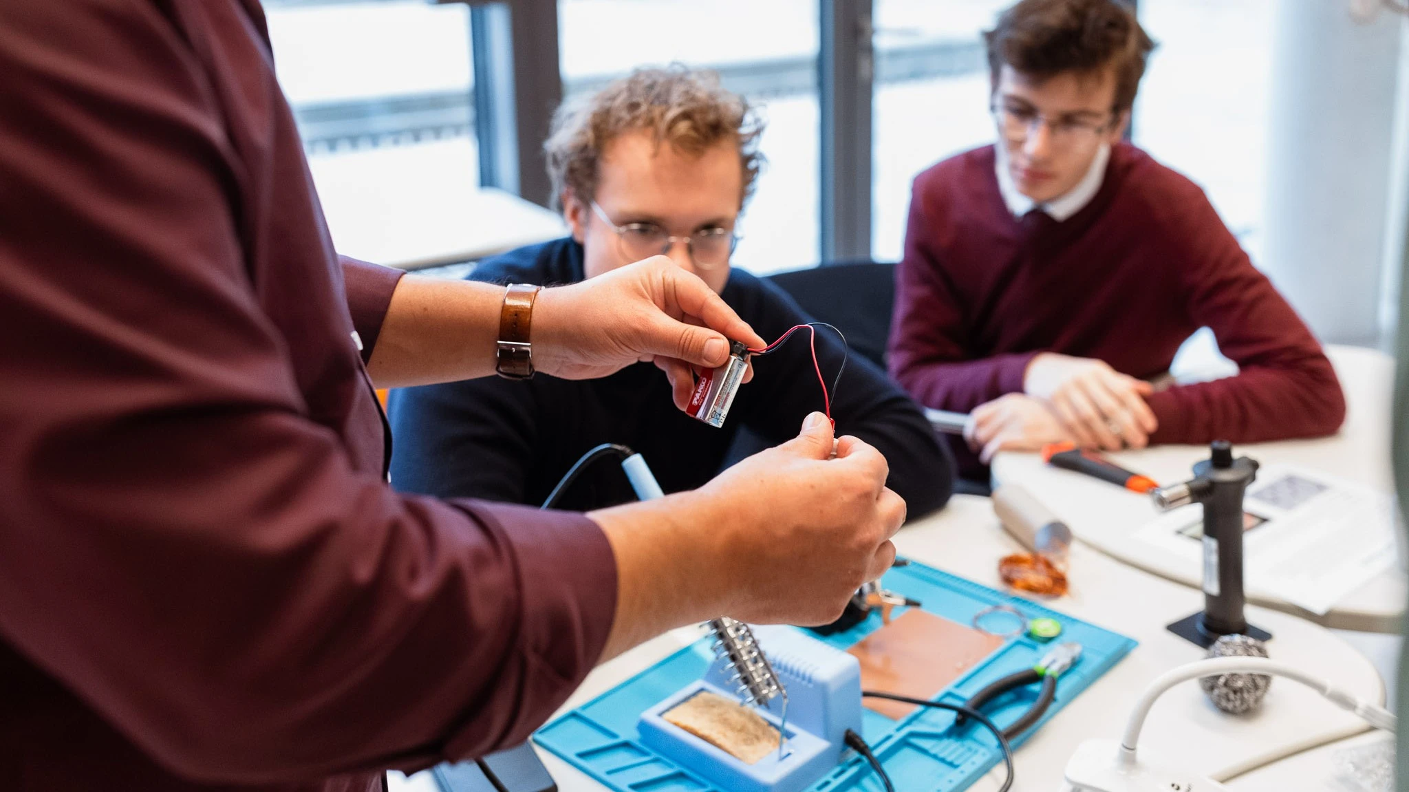 GTA Medienscouts Schüler löten Elektrobauteile