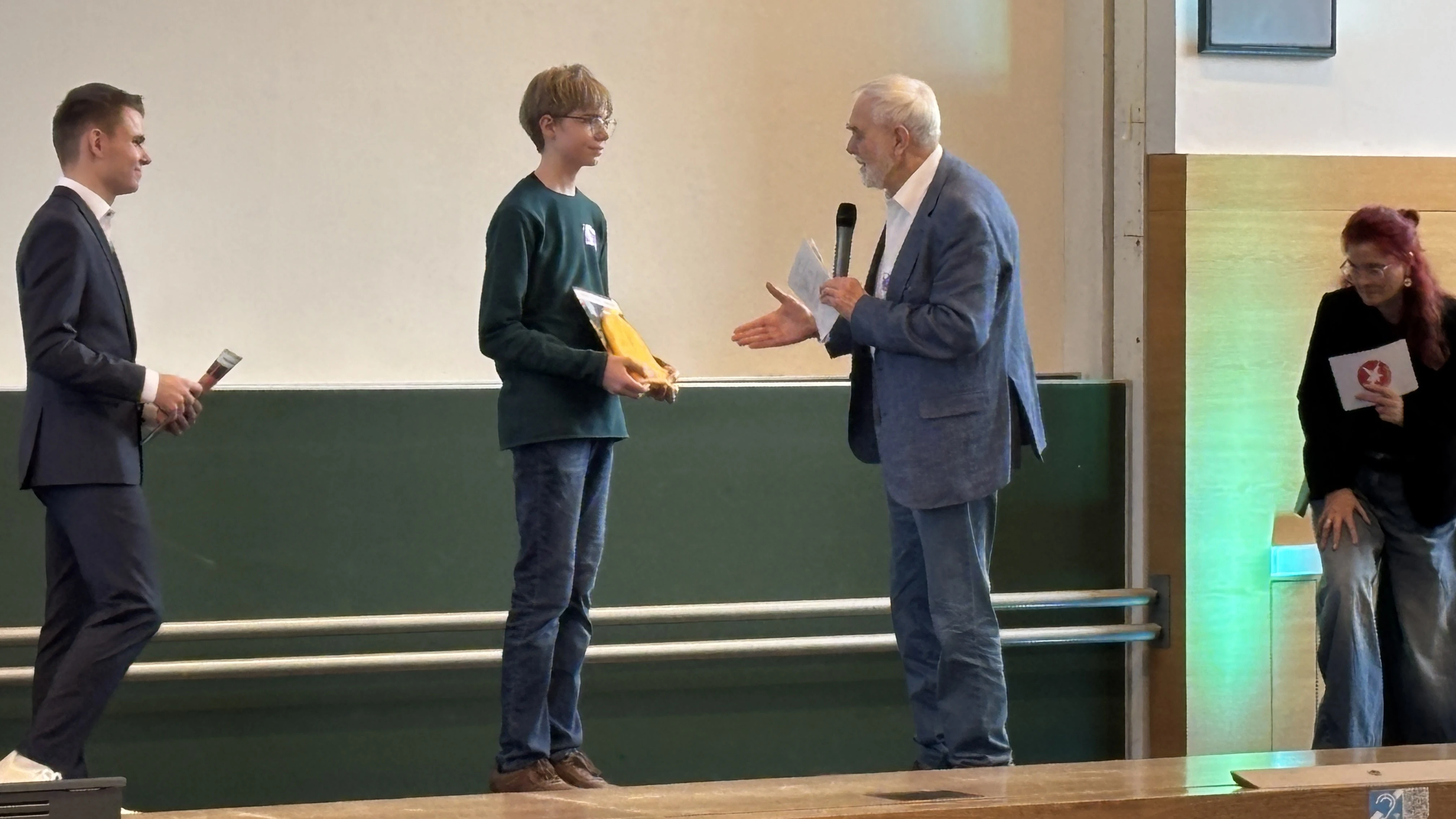 Siegerehrung Jugend forscht 2026 Unserem Schüler wird zum1. Platz gratuliert