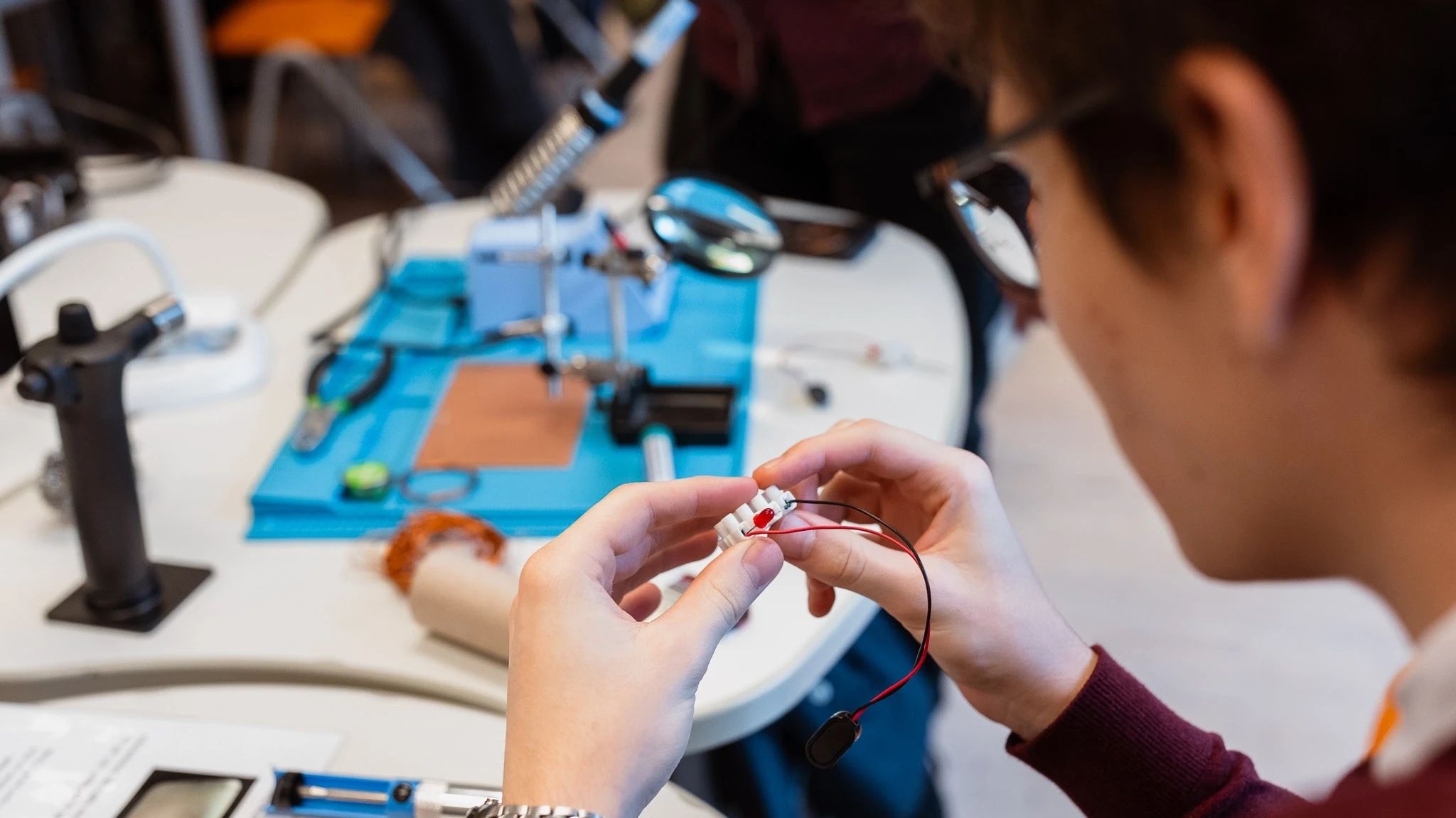 Schüler beim Basteln mit Elektronik