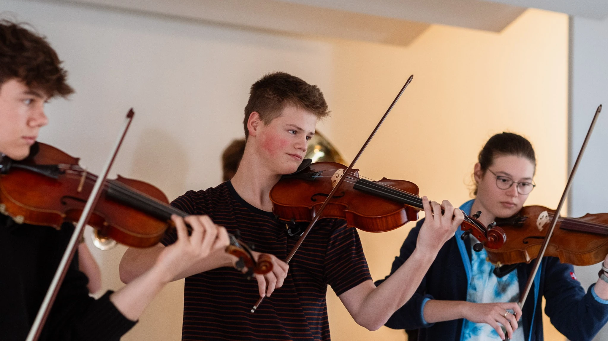 Schüler beim Geige spielen