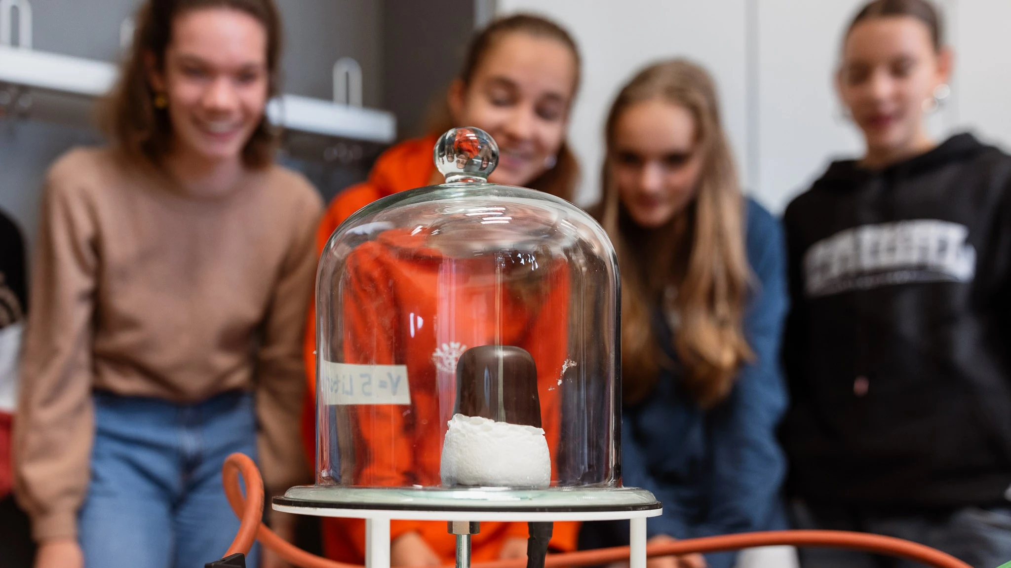 Schüler betrachten Physikexperiment