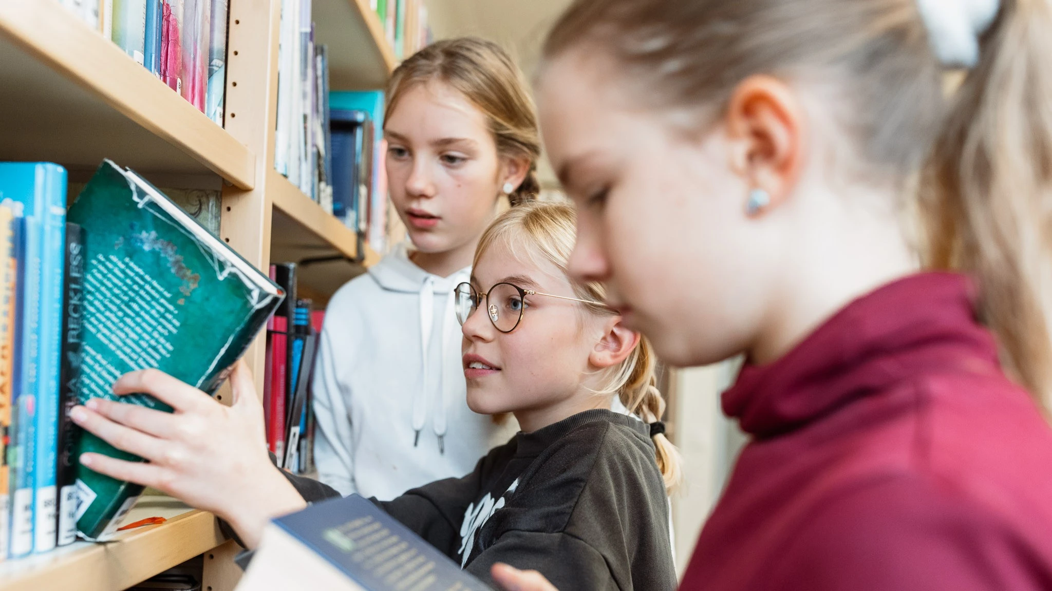 Schüler vor einem Bücherregal