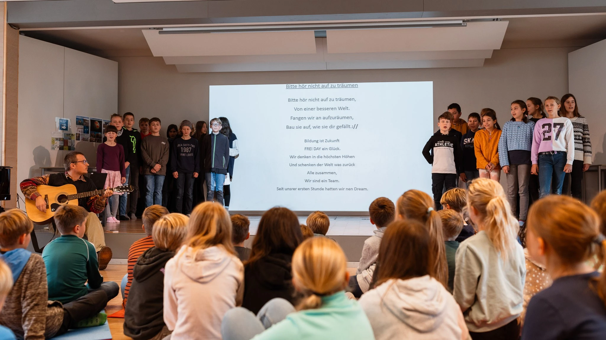 Schülerchor beim Singen